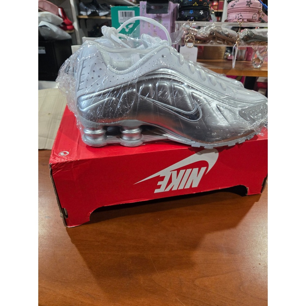 Nike Shox R4 SE Metallic Silver White Mens Running Shoes IR5163-001 Size 9